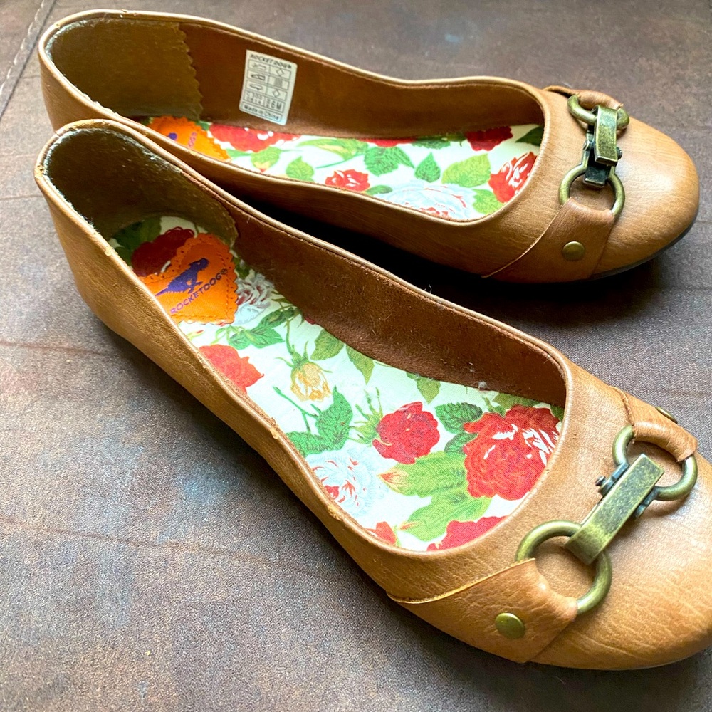 ROCKETDOG Cute flats with bronze hardware and floral print sole.
